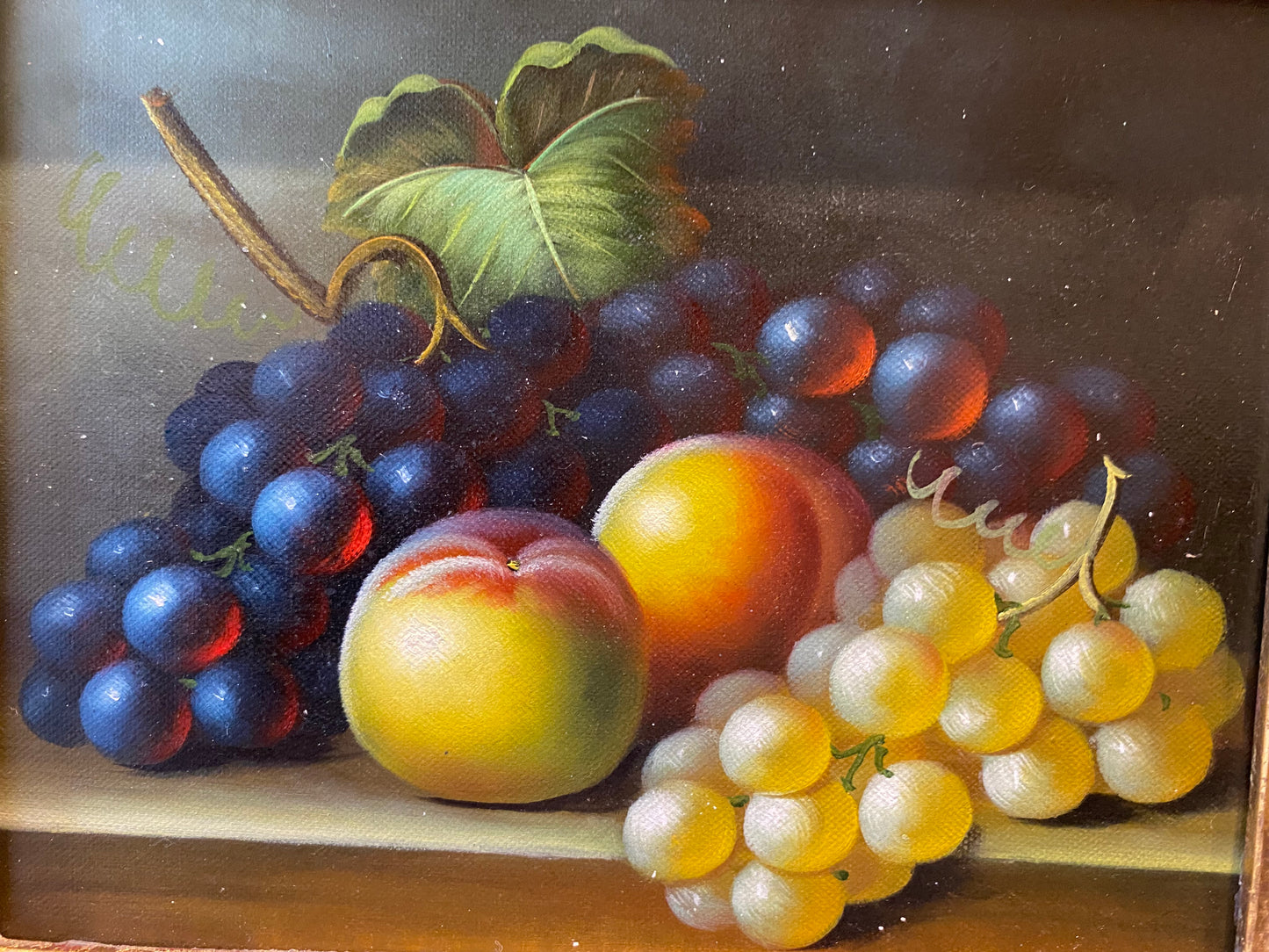 Nature morte de deux pêches et raisins