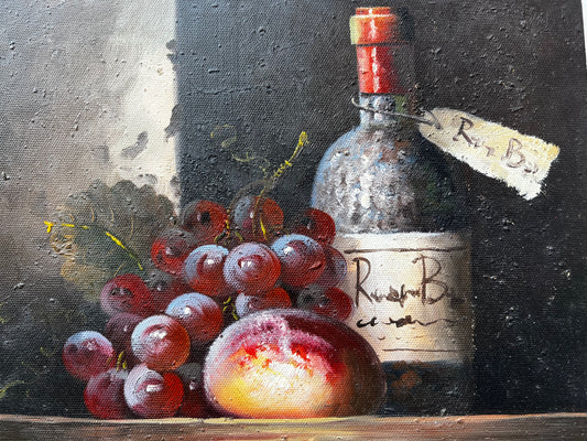 Bouteille de vin avec des raisins