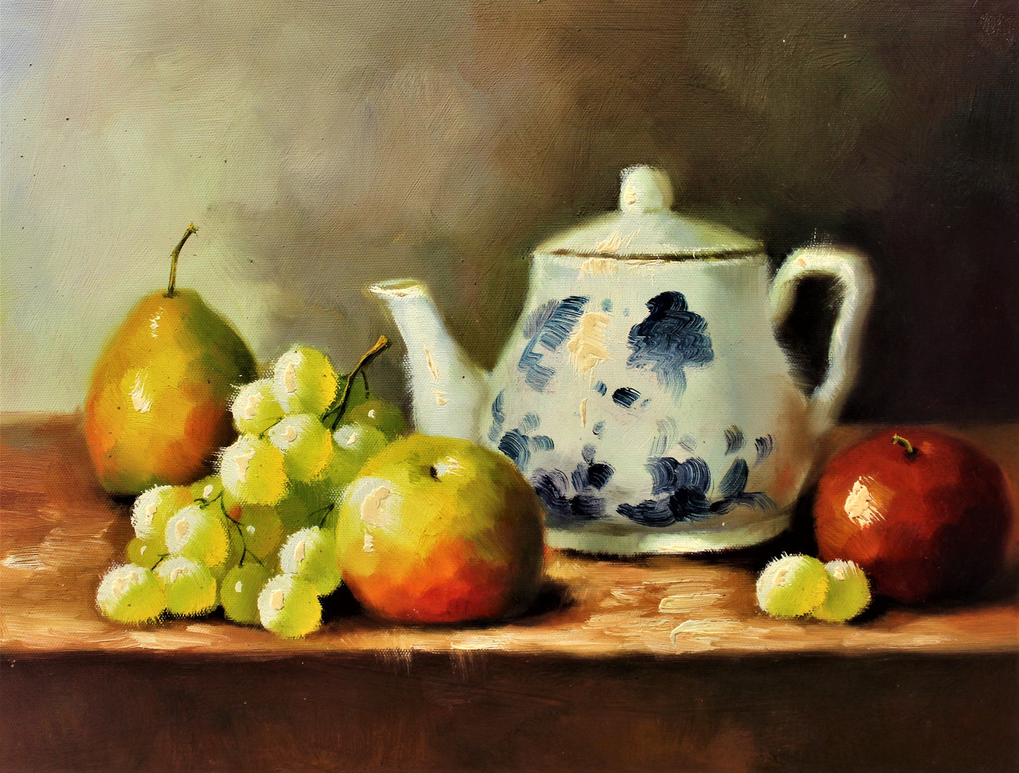 Nature morte d'une théière en céramique et de fruits
