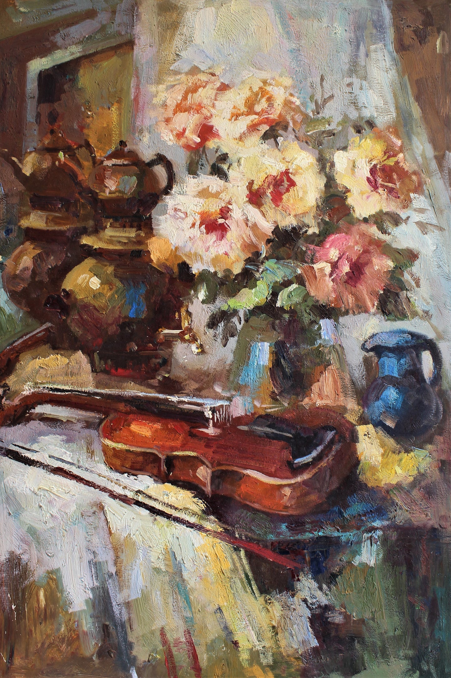 Nature morte avec théière, violon et fleurs roses