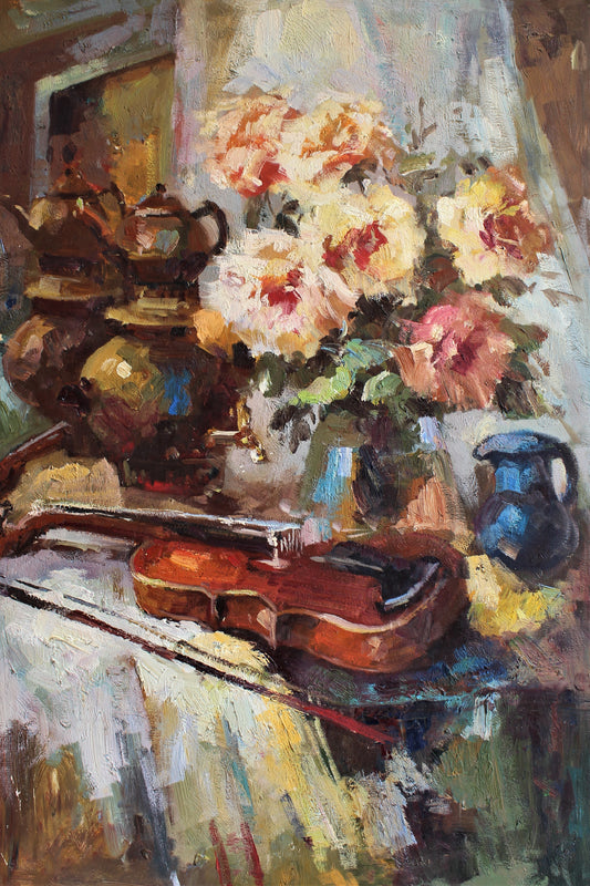 Nature morte avec théière, violon et fleurs roses