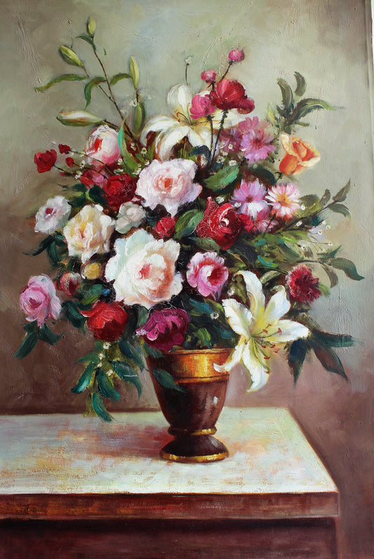 Nature morte de fleurs colorées dans un vase métallique