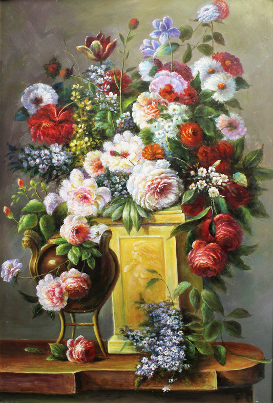 Fleurs colorées dans un vase rectangulaire doré
