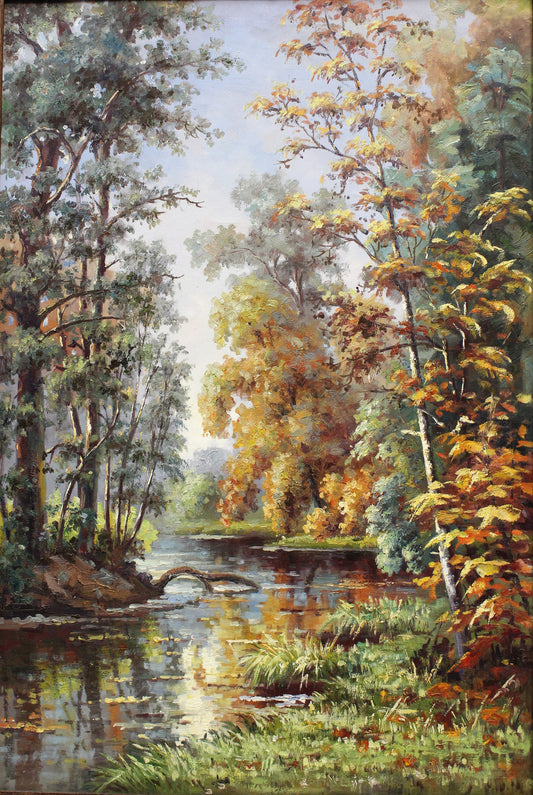 Petite rivière dans une forêt aux feuilles changeantes