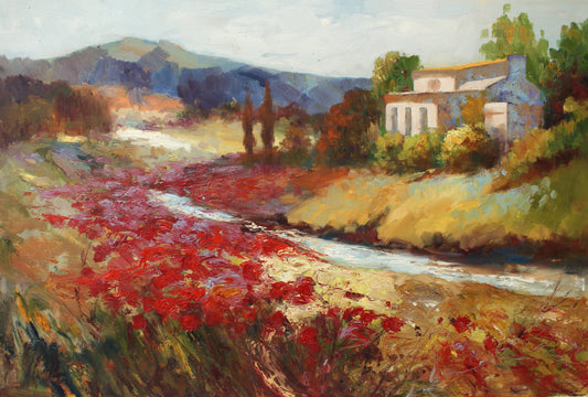 Prairie avec des fleurs rouges et des montagnes lointaines