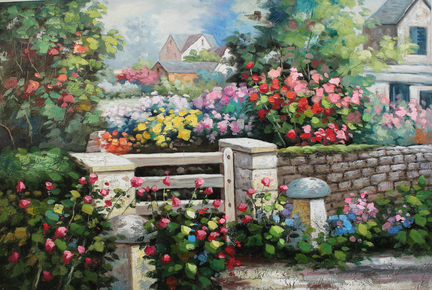 Mur de pierre et jardin fleuri