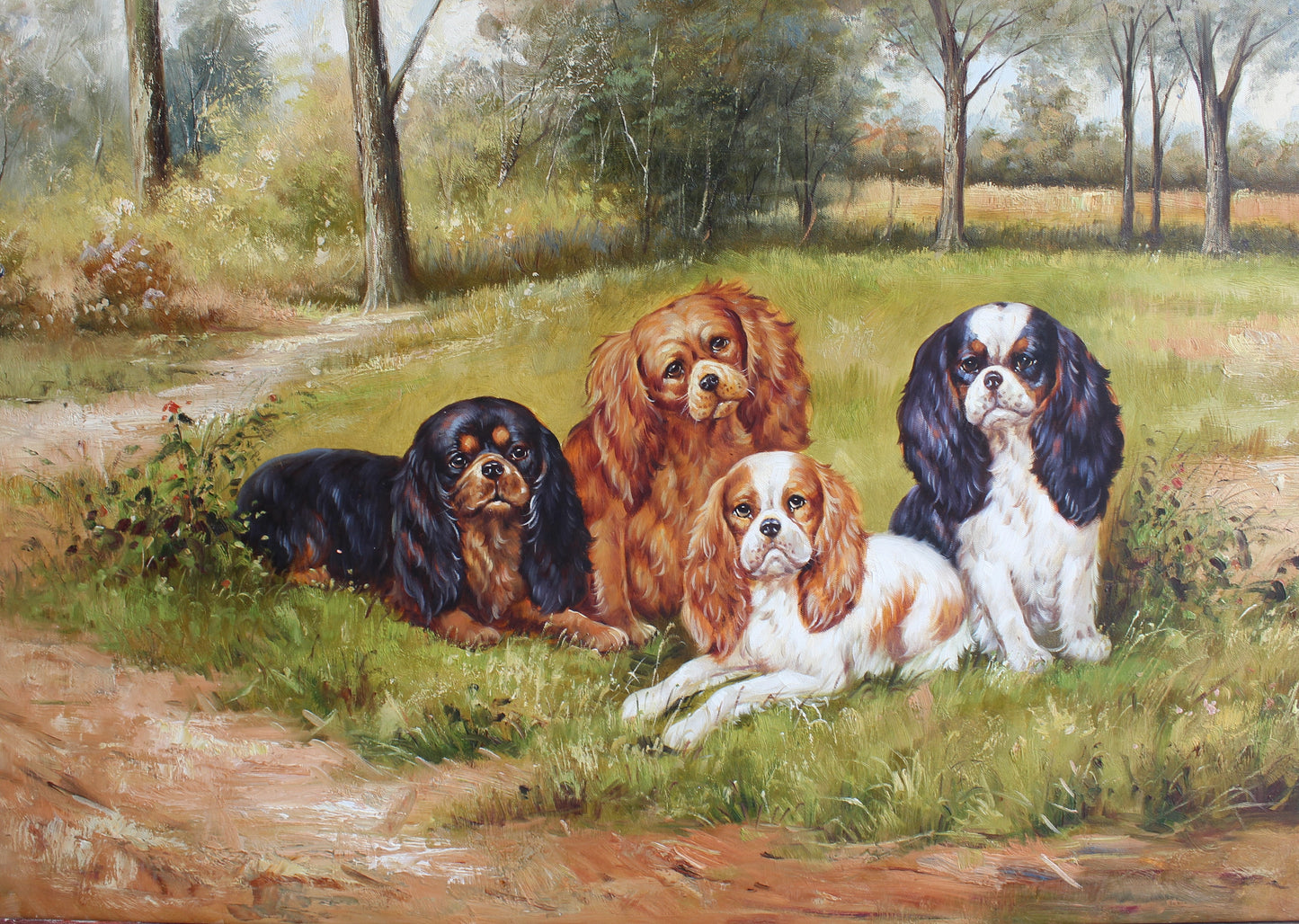 Quatre chiens couchés dans un champ