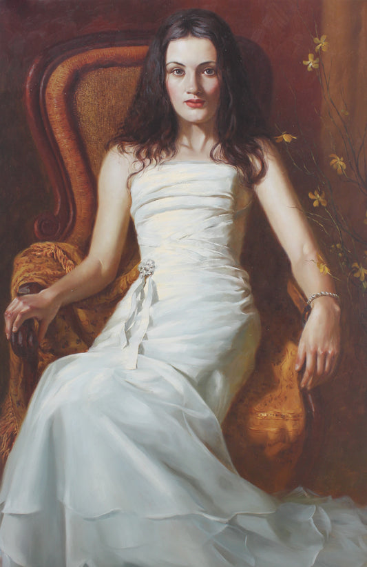 Femme brune en robe blanche
