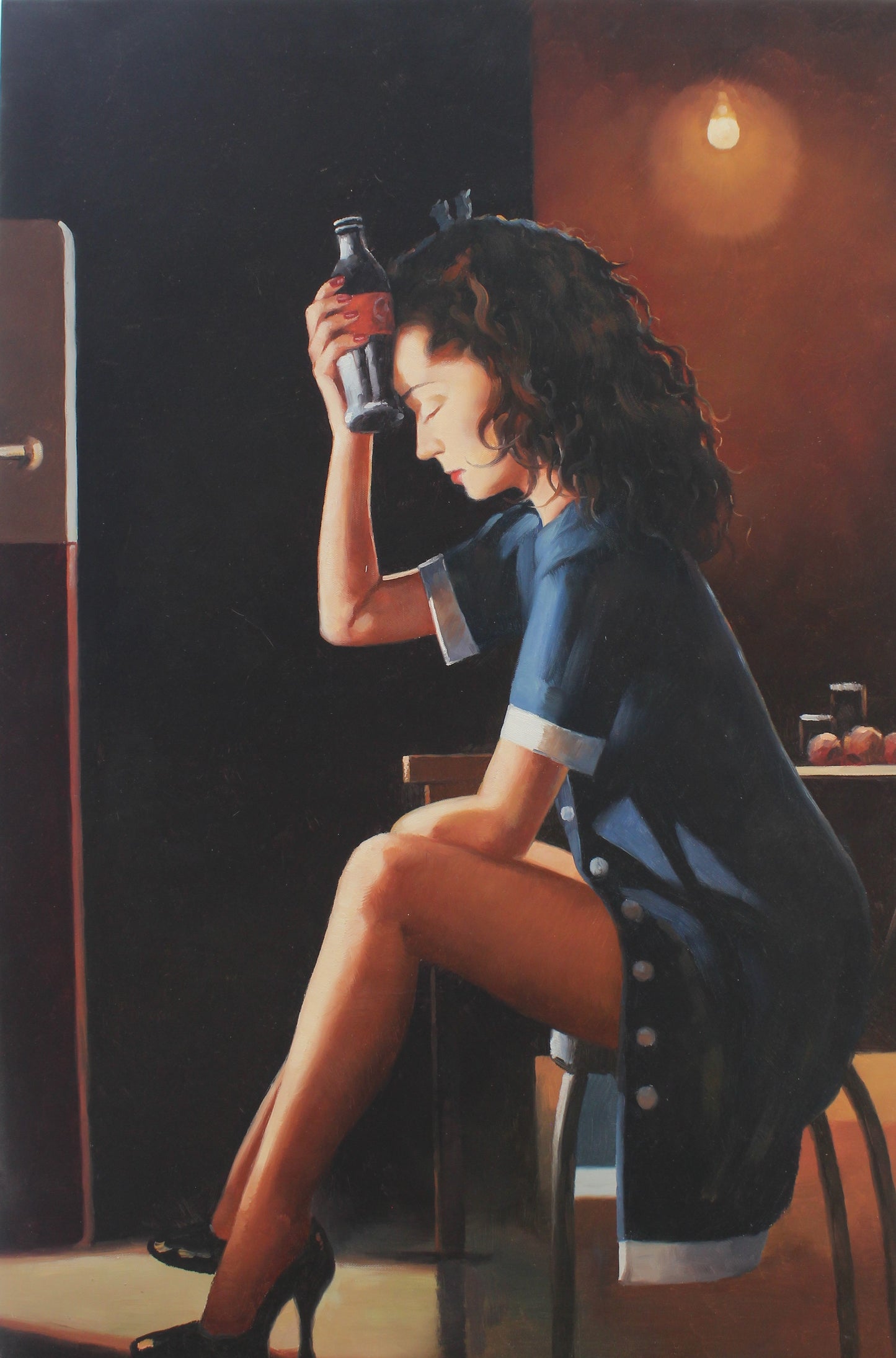 Femme assise près du réfrigérateur
