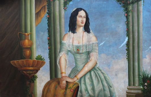 Femme formelle aux cheveux noirs sur un balcon