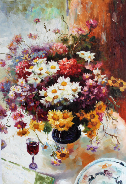 Nature morte avec verre de vin et bouquet de fleurs