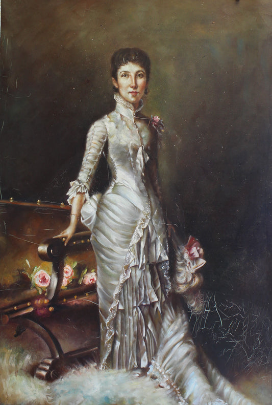 Femme formelle en robe bleu argenté