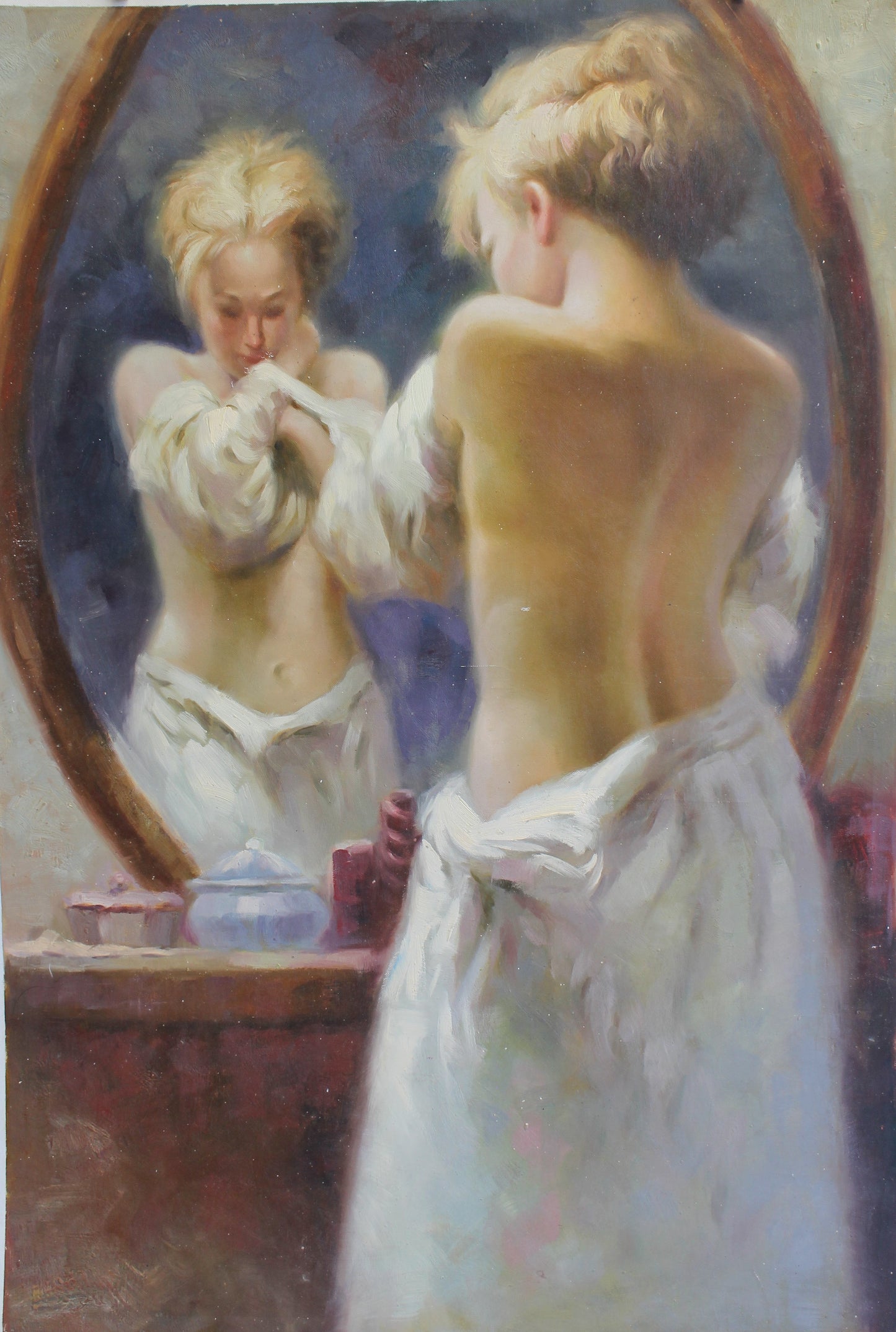 Femme blonde s'habillant devant un miroir