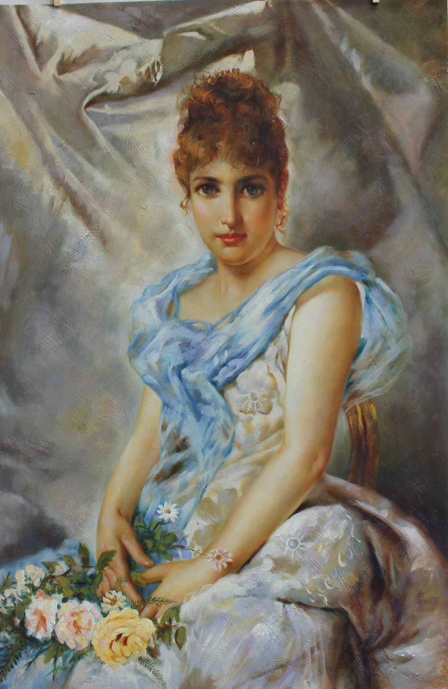 Femme rousse tenant un bouquet de fleurs