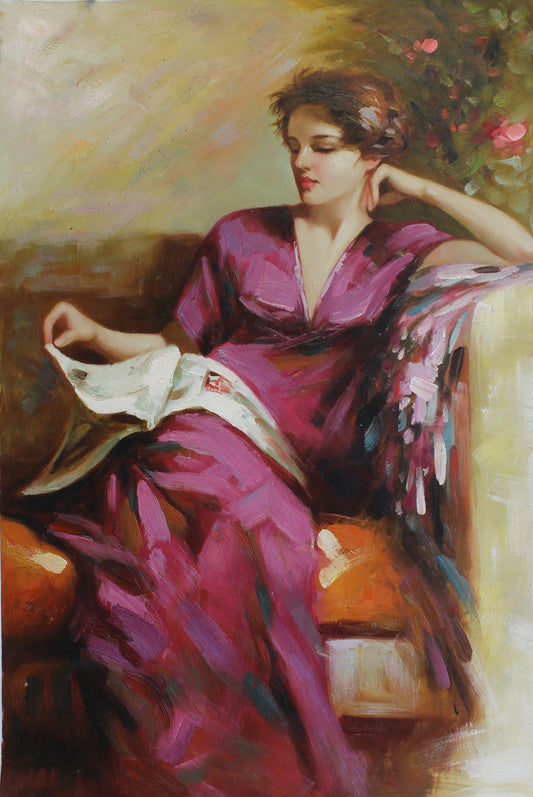 Femme allongée lisant dans une robe violette