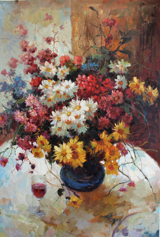 Nature morte de fleurs colorées et d'un verre de vin