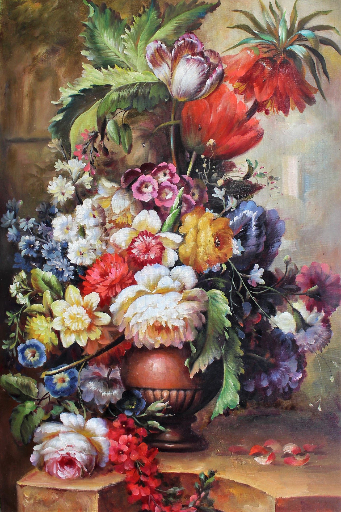 Nature morte colorée de fleurs dans un vase et sur une table