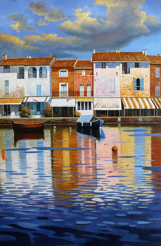 Reflet de maisons et de bateaux sur l'eau