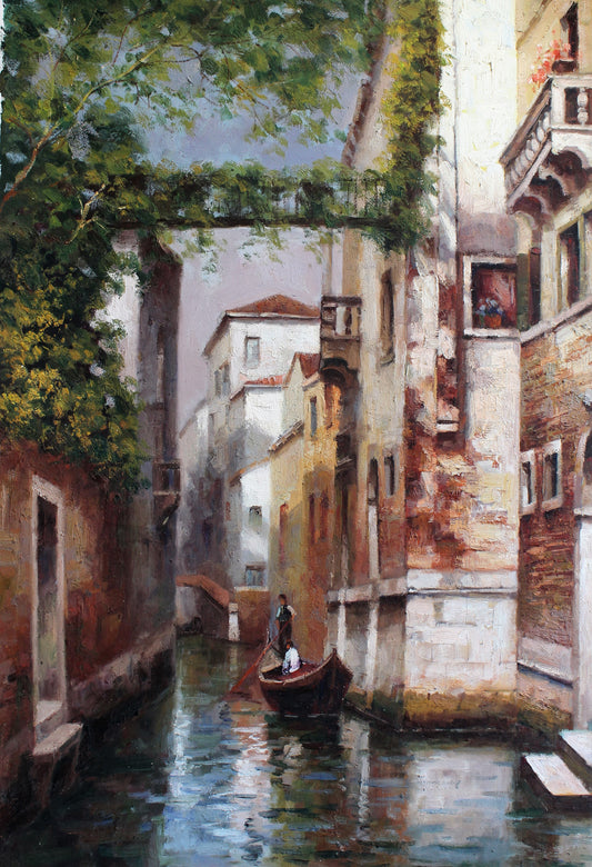 Gondole dans le canal entre les bâtiments