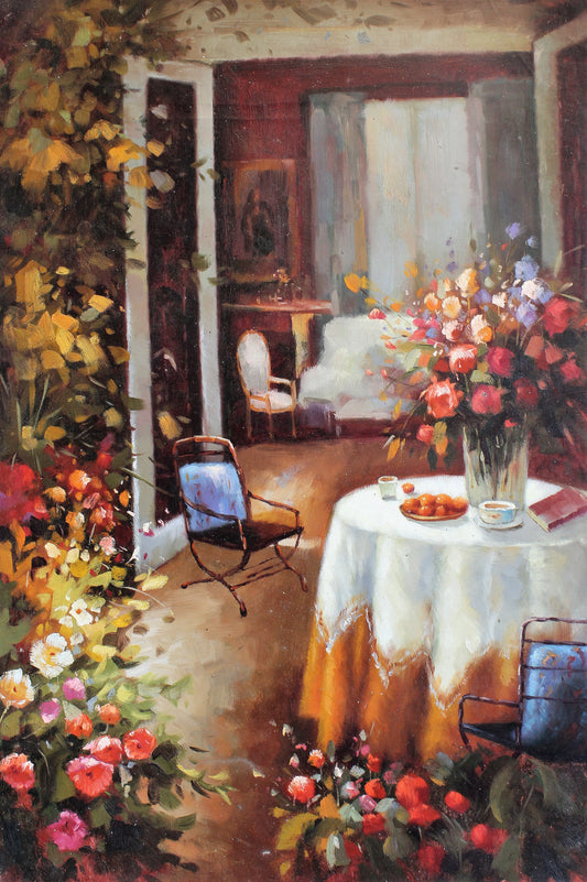 Table avec des fleurs et des oranges entourées de fleurs