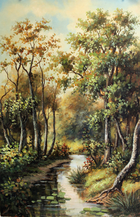 Petit ruisseau à travers une forêt