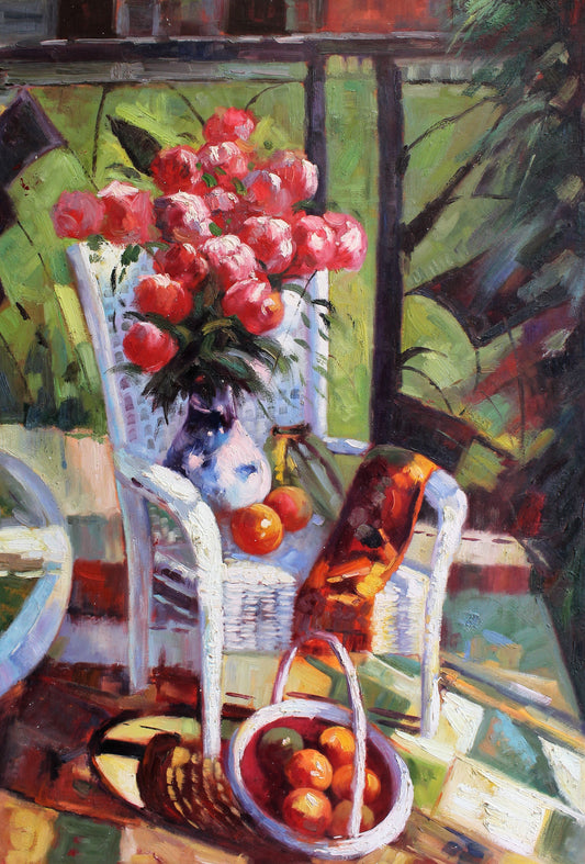 Nature morte de fleurs roses sur une chaise et d'oranges dans un panier