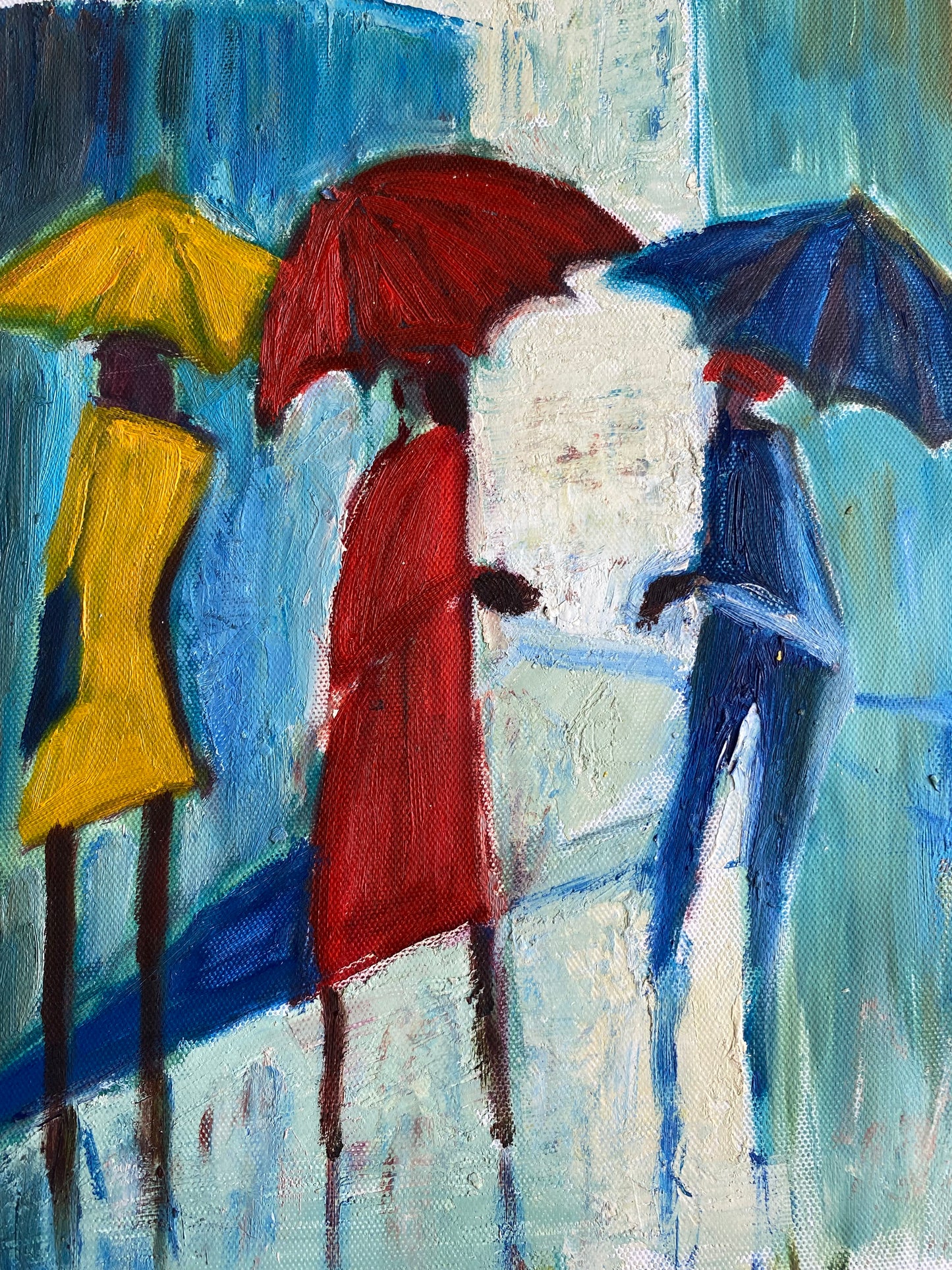 Trois personnages avec des parapluies