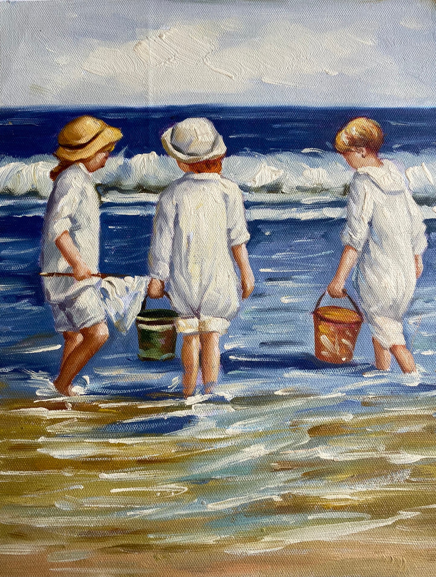 Enfants en blanc jouant dans l'eau
