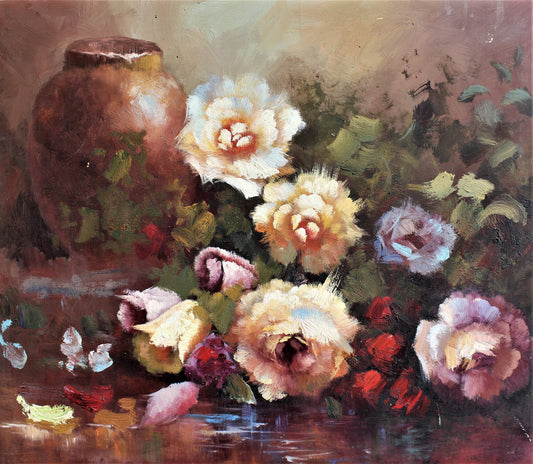 Arrangement de fleurs à côté d'un vase