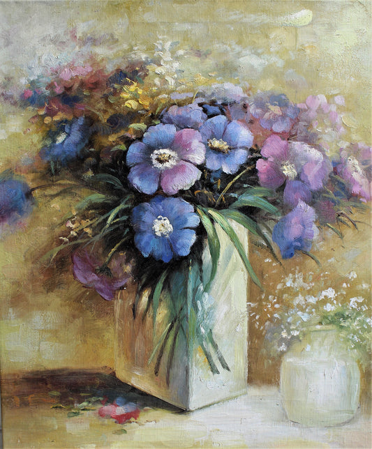 Nature morte de fleurs violettes et bleues dans un vase en verre