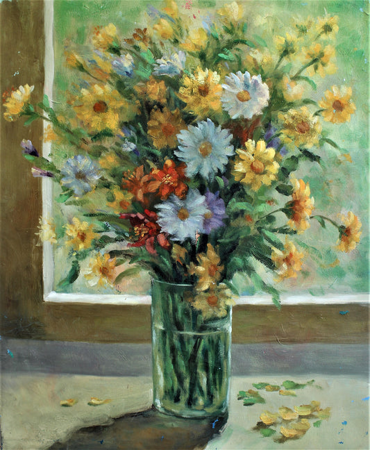 Nature morte de fleurs colorées dans un vase en verre