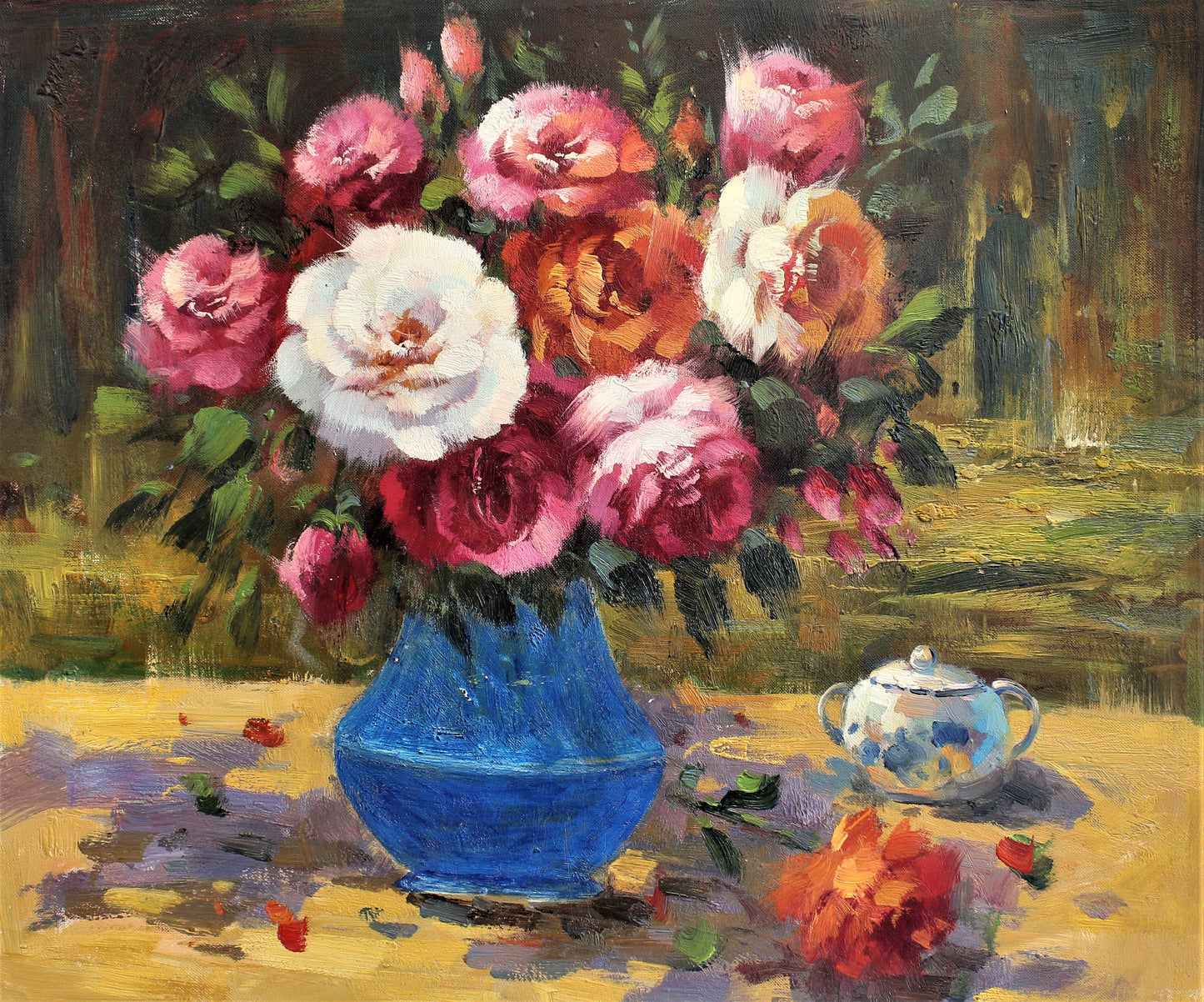 Nature morte de fleurs sur une table à l'extérieur