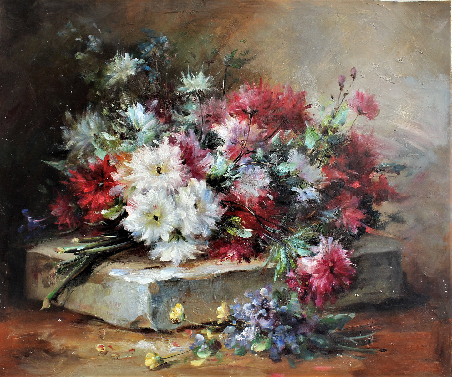 Nature morte de fleurs sur une pierre rectangulaire