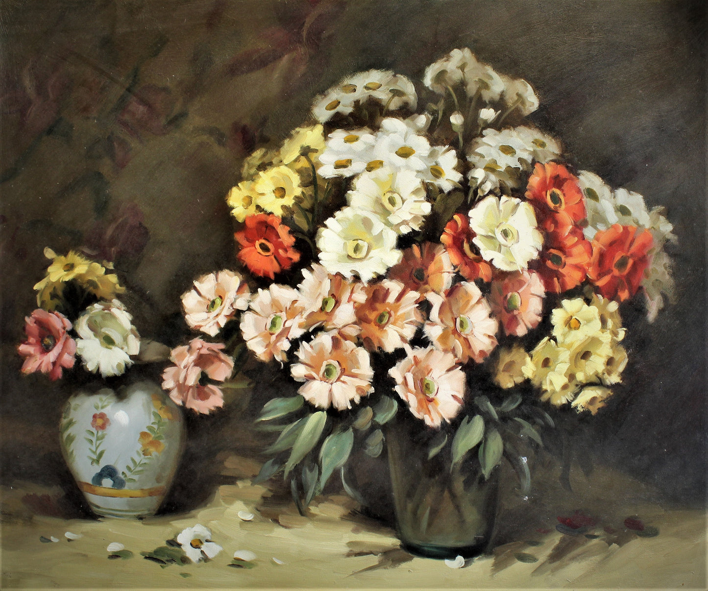Nature morte de deux bouquets de fleurs dans des vases