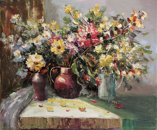 Nature morte de trois vases de fleurs sur une table