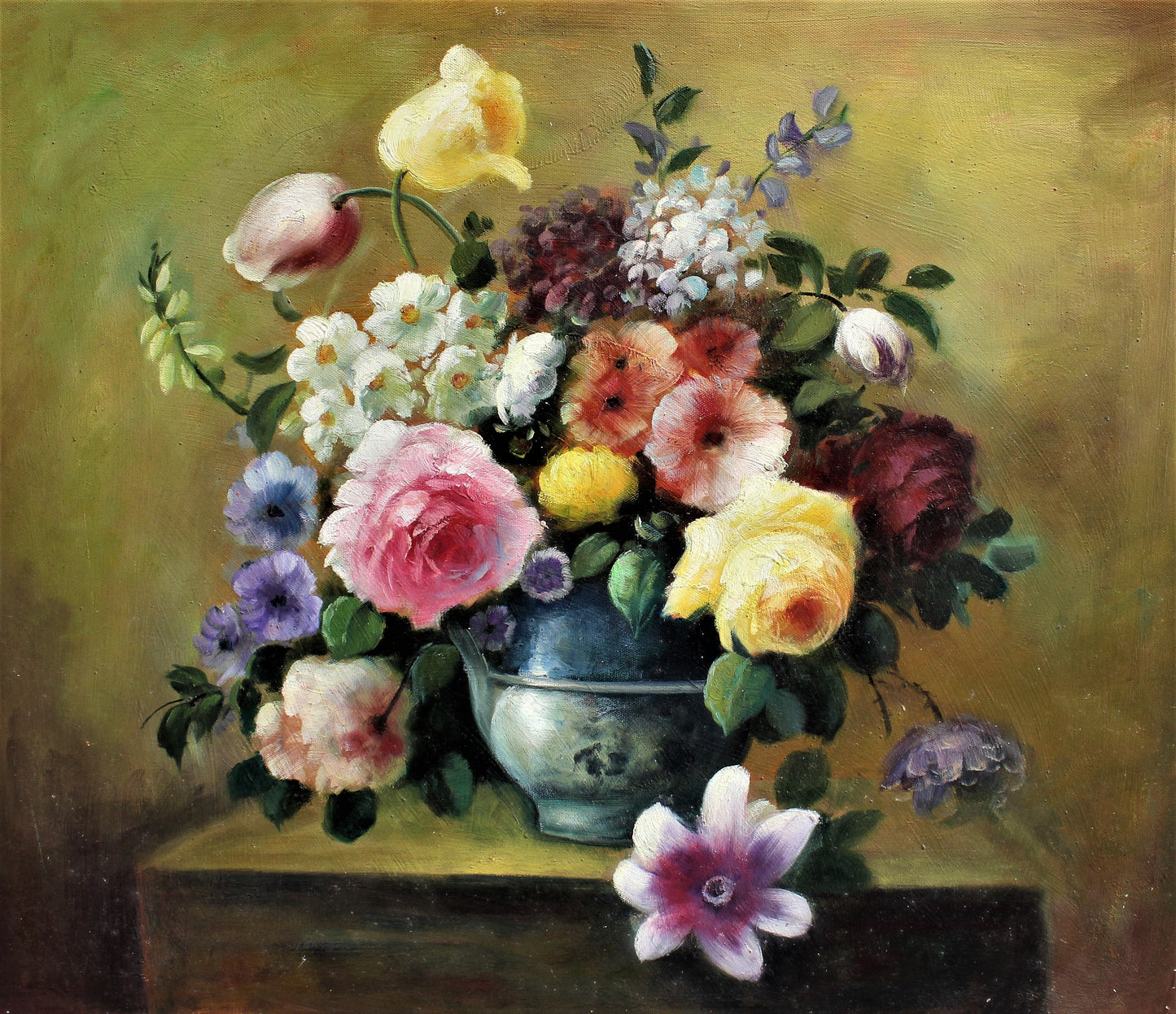 Nature morte de fleurs dans une théière