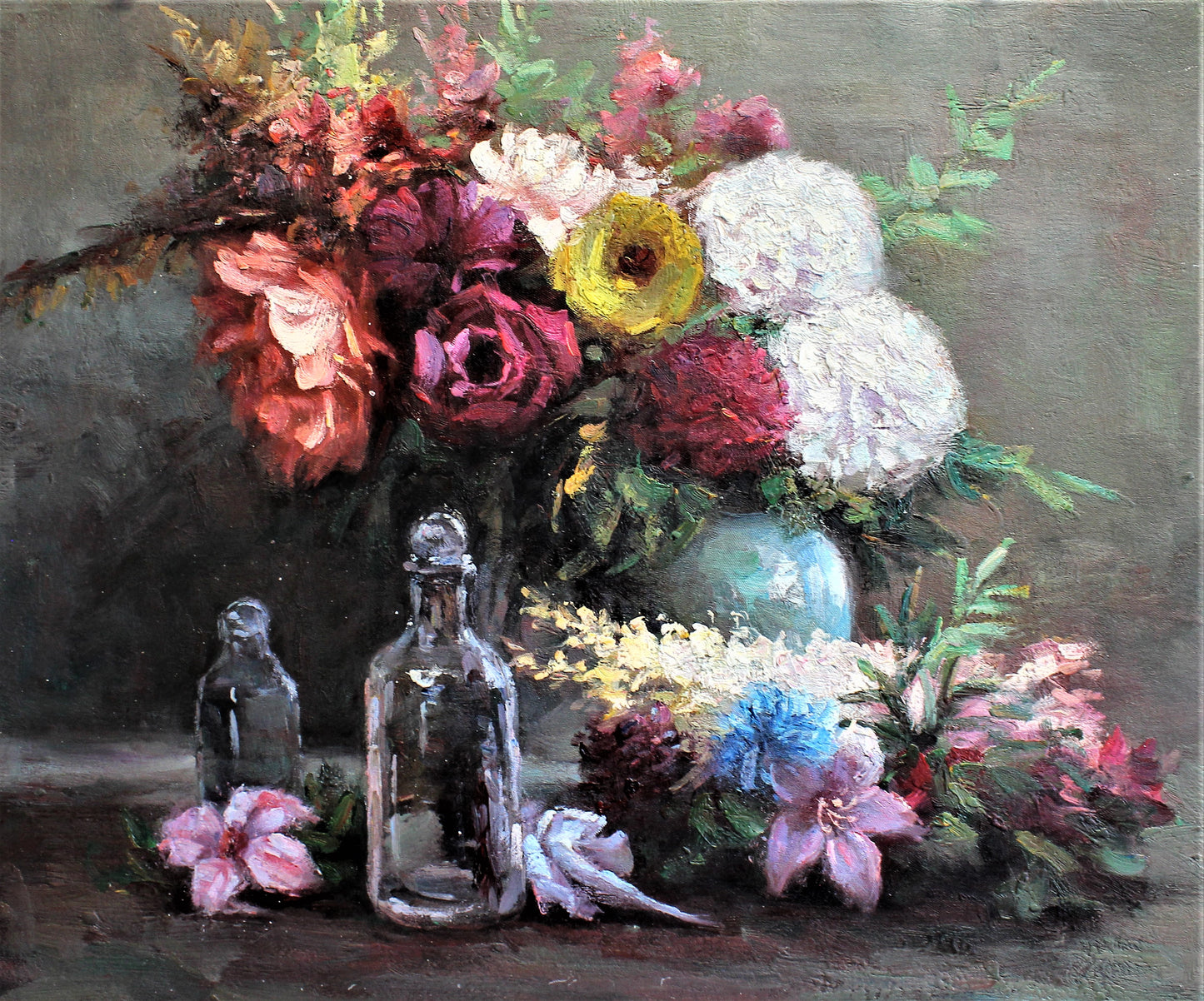 Nature morte de fleurs colorées et de bouteilles en verre