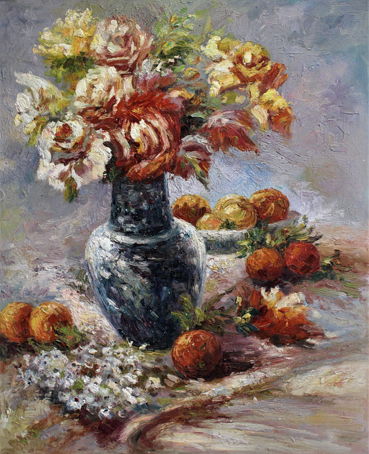 Nature morte de fleurs dans un vase bleu et d'oranges sur une table