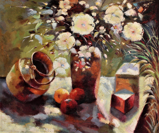 Nature morte de fleurs blanches, de fruits et de contenants