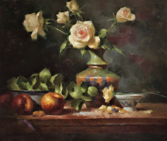 Nature morte de roses blanches dans un vase et de fruits sur une table en bois