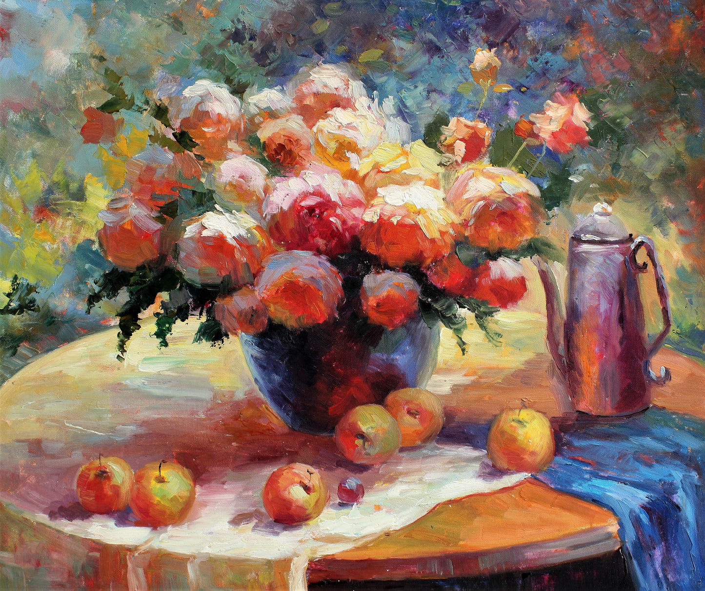 Nature morte avec théière en métal, pommes et bouquet de fleurs roses