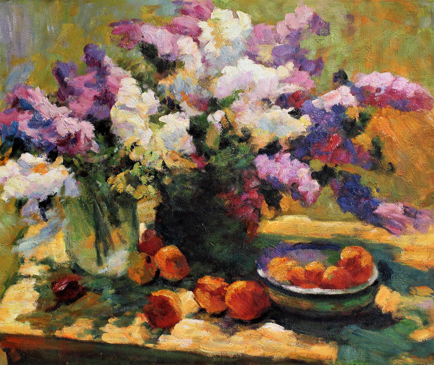 Nature morte de fleurs violettes et blanches avec un bol de fruits