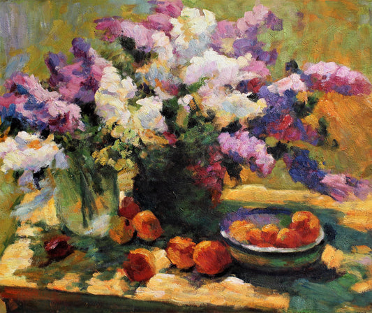 Nature morte de fleurs violettes et blanches avec un bol de fruits