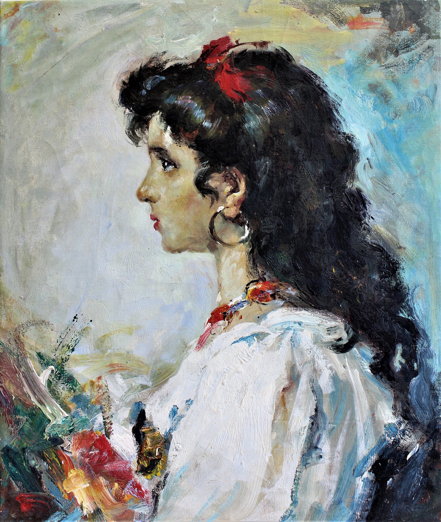 Portrait de profil d'une femme avec des boucles d'oreilles créoles