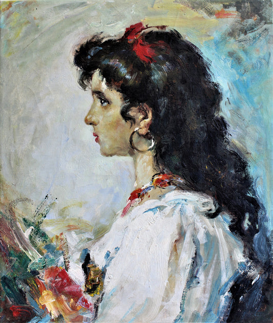 Portrait de profil d'une femme avec des boucles d'oreilles créoles
