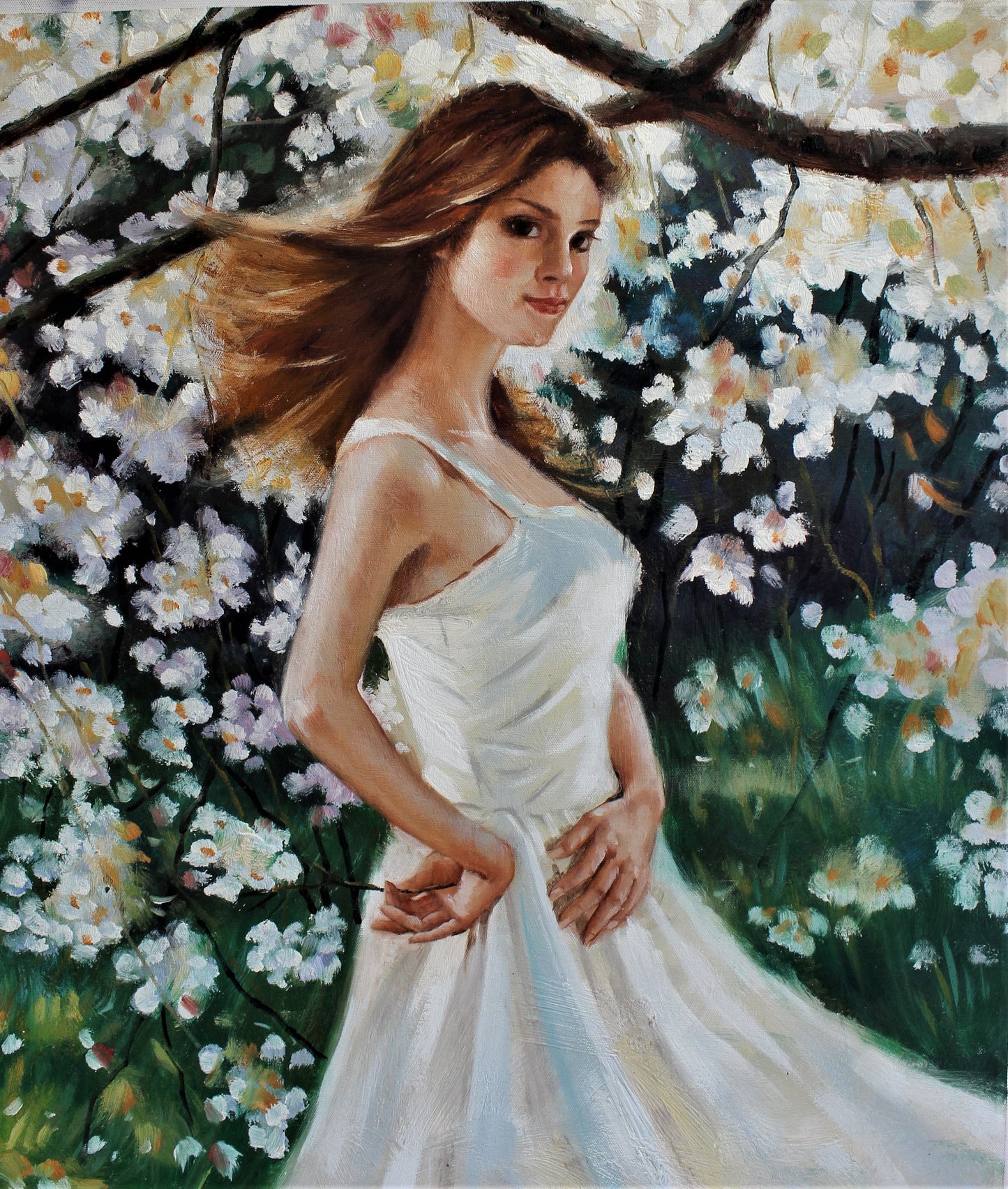 Femme en robe blanche sous un arbre en fleurs