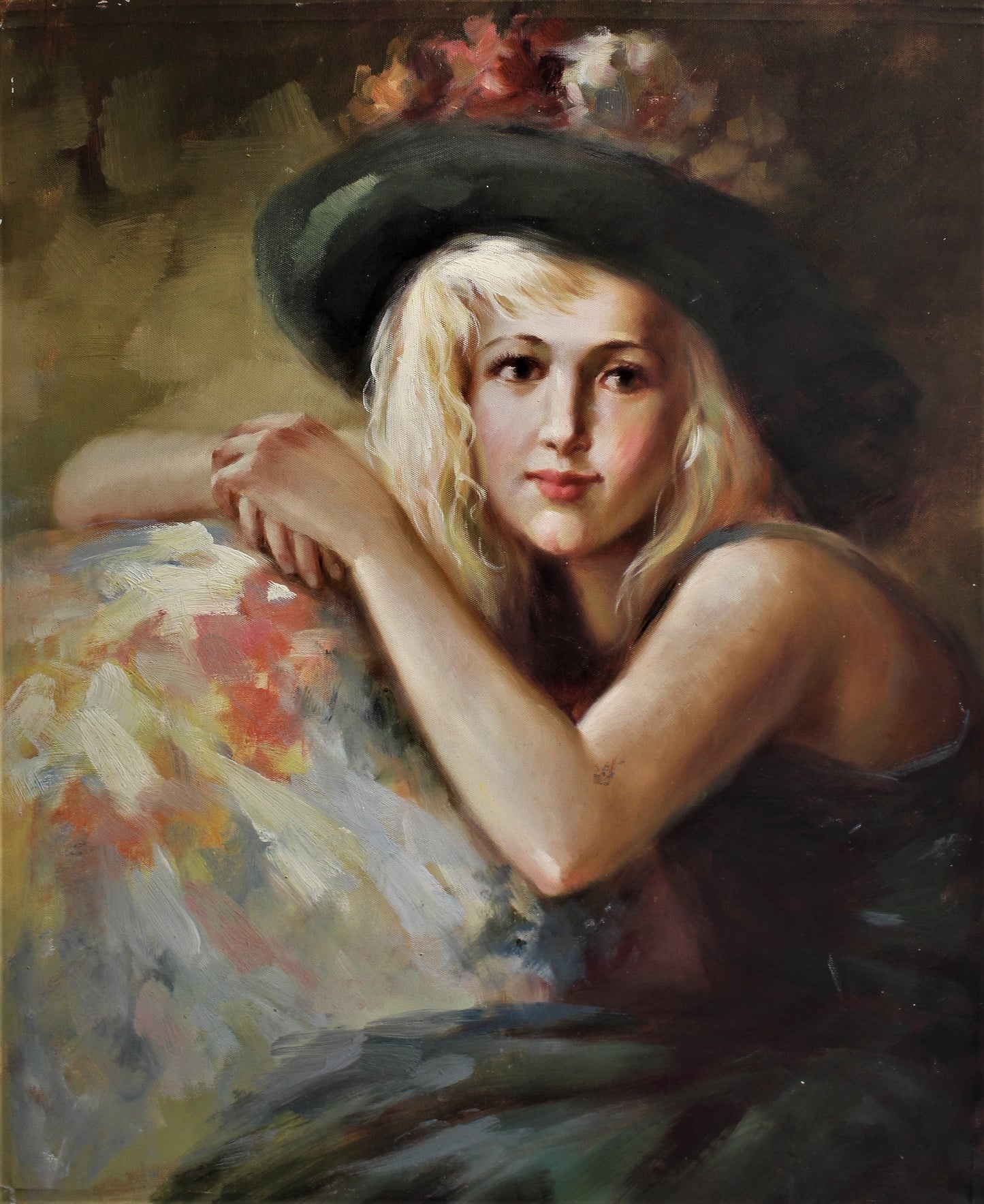 Femme blonde au chapeau fleuri