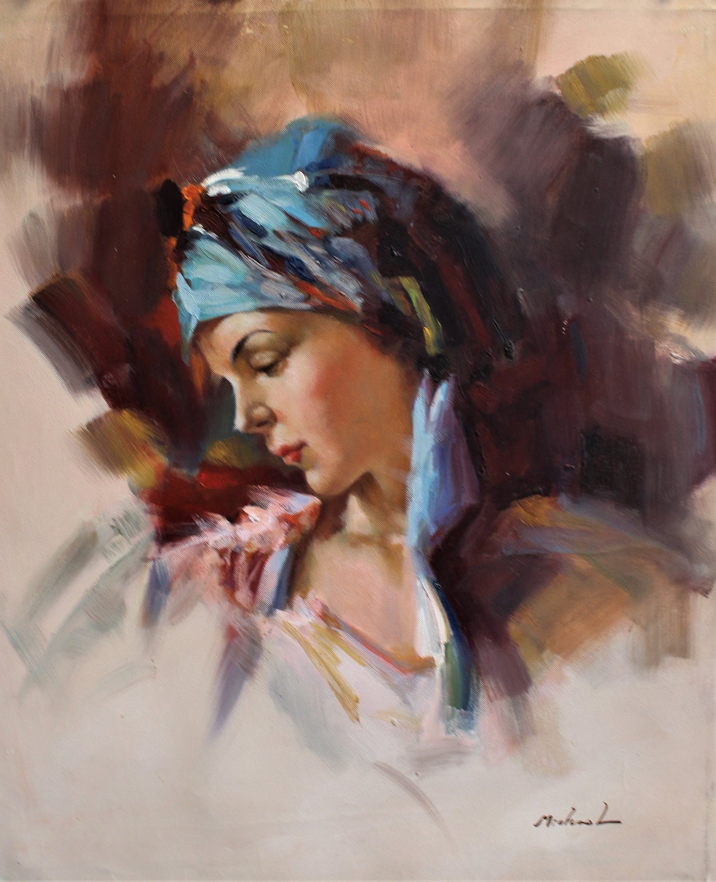 Profil latéral d'une femme portant un foulard bleu