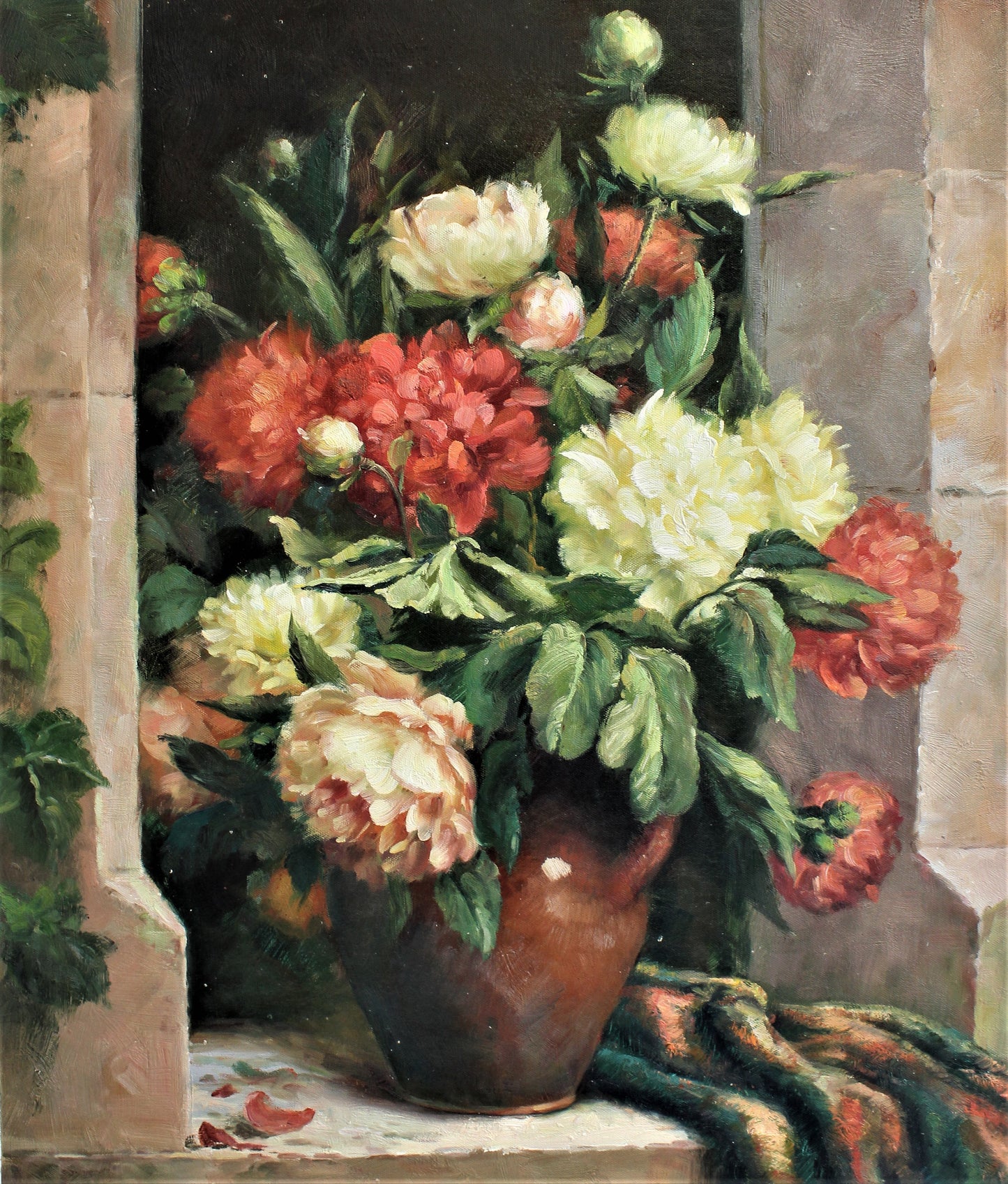 Nature morte de fleurs rouges et blanches dans un vase en argile sur un rebord de fenêtre