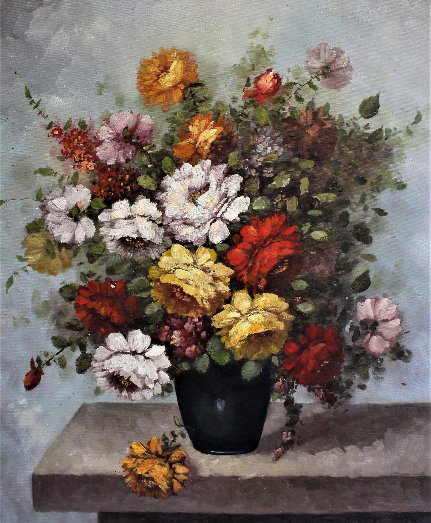 Nature morte d'un bouquet de fleurs dans un vase noir